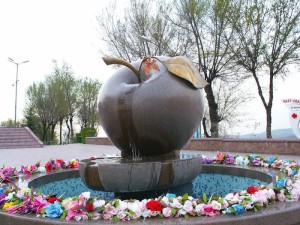 Памятник яблоку в г.Алма-Ата