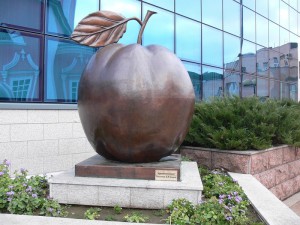 Памятник яблоку в г.Курск